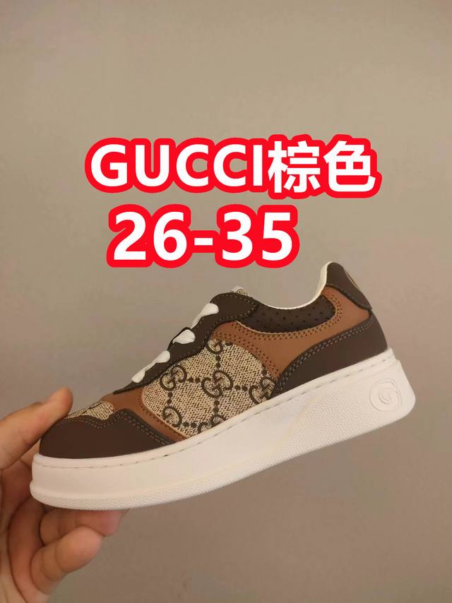 出口欧洲版古驰Gucci头层皮 Gucci古驰新款儿童休闲鞋 Size：26-35码 必入的大牌系列，经典古驰小蜜蜂系列。出口欧版，货不多卖一双少一双。 优质皮