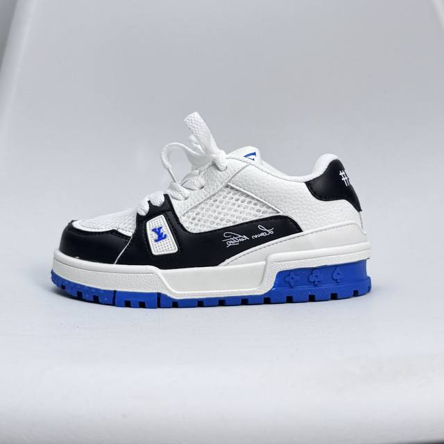 lv Trainer儿童镂空网面板鞋 Size:26-37码 舒适透气，轻盈步伐 这款板鞋采用优质材料制作，既保证了穿着的舒适度，又让小脚丫能自由呼吸。轻盈的设