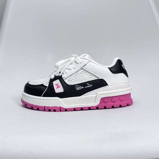 lv Trainer儿童镂空网面板鞋 Size:26-37码 舒适透气，轻盈步伐 这款板鞋采用优质材料制作，既保证了穿着的舒适度，又让小脚丫能自由呼吸。轻盈的设