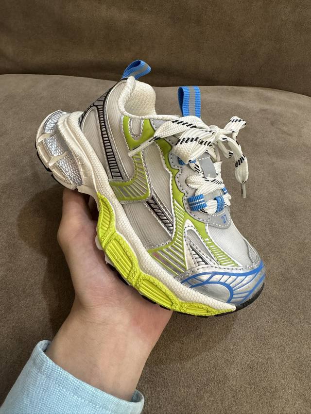 巴黎家网纱透气系列儿童魔术贴老爹鞋 Size：26-37码 经典巴黎世家老爹款 魔术贴设计，穿脱方便 闪钻系列时髦又洋气