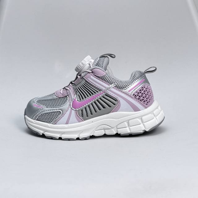 nike Zoom Vomero 5子复古运动鞋融蕴时尚风范和丰富层次感，缔造运动鞋佳选，助你轻松型出范，开辟独属于自己的路。鞋款采用多层设计，融入织物与合成材