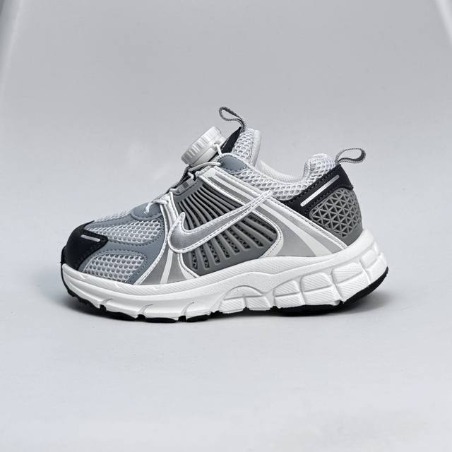 nike Zoom Vomero 5子复古运动鞋融蕴时尚风范和丰富层次感，缔造运动鞋佳选，助你轻松型出范，开辟独属于自己的路。鞋款采用多层设计，融入织物与合成材