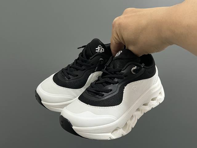 昂跑Loewe X On联名儿童松紧带运动鞋 Size：28-37码 小众品牌昂跑系列 罗意威潮牌联名，真的太心动了 独创的透气超轻大底，脚感超赞 松紧带设计，