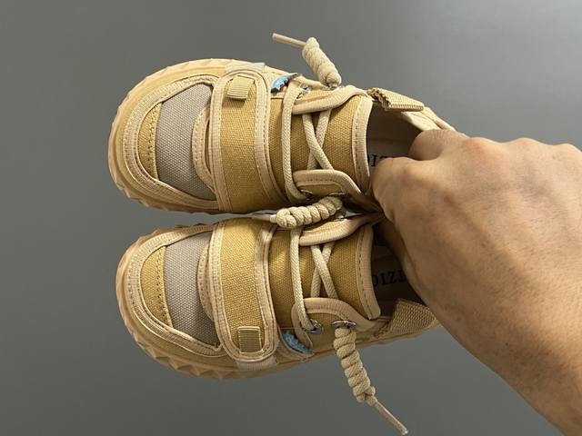 潮牌冰人奥兹丑萌魔术贴一脚蹬童鞋 Size：26-37码 潮牌冰山系列 魔术贴设计，方便调节 橡胶耐磨防滑大底，脚感超舒适 百搭款式，时髦又洋气