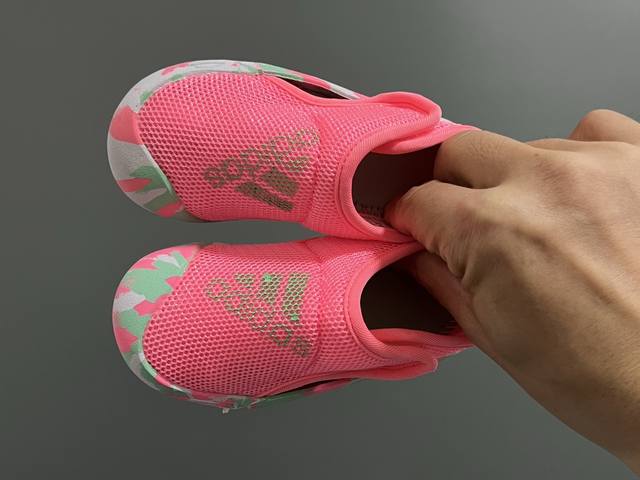 特价 原单 A家包头三代儿童网面魔术贴凉鞋 Size：22-35码 原单品质，软贝同厂，品质保证 透气性网面，速干又舒适 耐磨防滑橡胶大底，脚感超舒服 海边度假