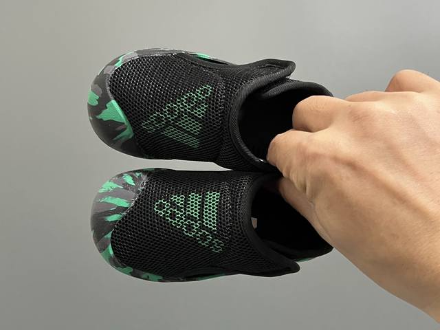 特价 原单 A家包头三代儿童网面魔术贴凉鞋 Size：22-35码 原单品质，软贝同厂，品质保证 透气性网面，速干又舒适 耐磨防滑橡胶大底，脚感超舒服 海边度假