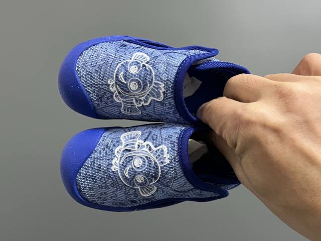 特价 原单 A家包头三代儿童网面魔术贴凉鞋 Size：22-35码 原单品质，软贝同厂，品质保证 透气性网面，速干又舒适 耐磨防滑橡胶大底，脚感超舒服 海边度假