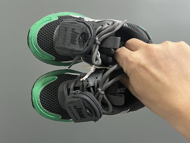 yss新款V3同款儿童魔术贴老爹鞋 Size：28-37码 经典老爹款式 可拆卸立体拉链式口袋设计 魔术贴设计，穿脱方便 耐磨防滑大底，脚感超赞