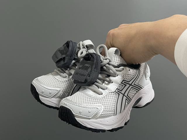 yss新款V3同款儿童魔术贴老爹鞋 Size：28-37码 经典老爹款式 可拆卸立体拉链式口袋设计 魔术贴设计，穿脱方便 耐磨防滑大底，脚感超赞