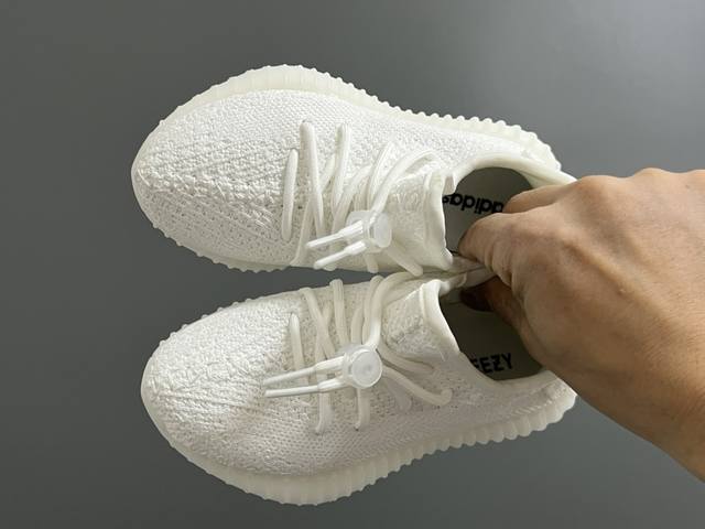 专G版椰子350V2真爆鞋带扣儿童一脚蹬运动鞋 Size：24-35码 专柜版来咯 真爆米花系列脚感超级棒 软弹效果一绝 针织鞋面，透气舒适好打理 鞋带扣设计，