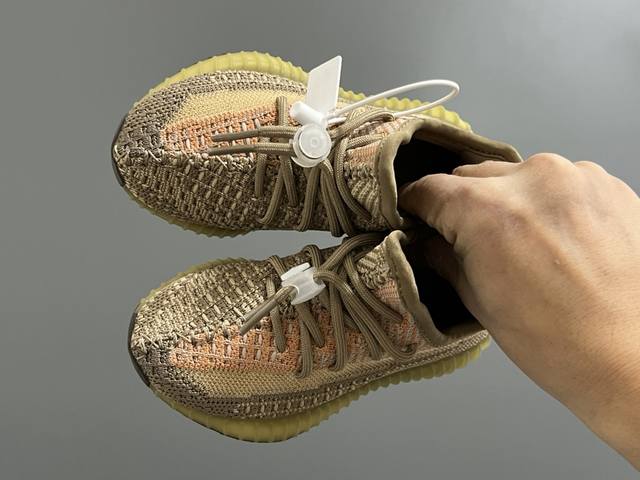 专G版椰子350V2真爆鞋带扣儿童一脚蹬运动鞋 Size：24-35码 专柜版来咯 真爆米花系列脚感超级棒 软弹效果一绝 针织鞋面，透气舒适好打理 鞋带扣设计，