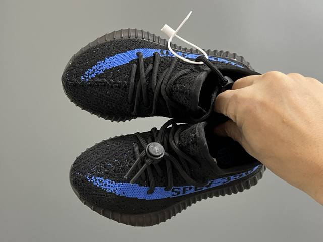 专G版椰子350V2真爆鞋带扣儿童一脚蹬运动鞋 Size：24-35码 专柜版来咯 真爆米花系列脚感超级棒 软弹效果一绝 针织鞋面，透气舒适好打理 鞋带扣设计，