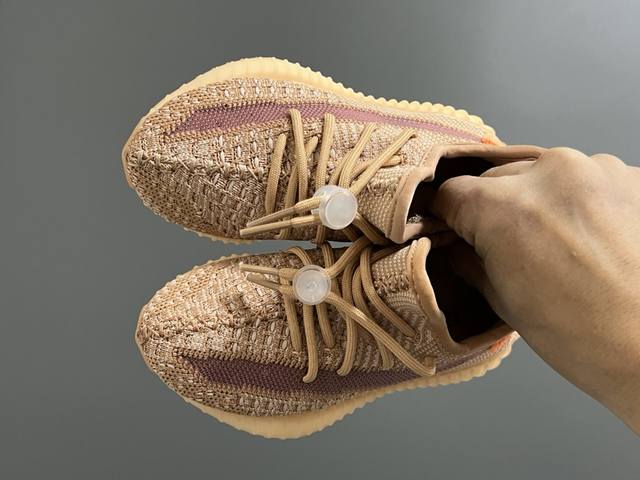 专G版椰子350V2真爆鞋带扣儿童一脚蹬运动鞋 Size：24-35码 专柜版来咯 真爆米花系列脚感超级棒 软弹效果一绝 针织鞋面，透气舒适好打理 鞋带扣设计，