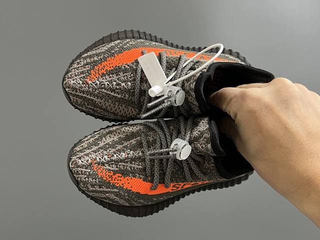 专G版椰子350V2真爆鞋带扣儿童一脚蹬运动鞋 Size：24-35码 专柜版来咯 真爆米花系列脚感超级棒 软弹效果一绝 针织鞋面，透气舒适好打理 鞋带扣设计，