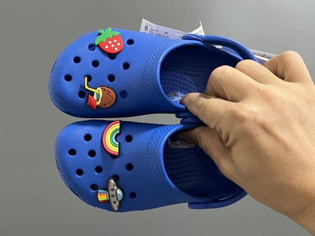 卡洛驰经典镂空洞洞儿童凉鞋 Size：9C-4J 经典Crocs镂空洞洞凉鞋 两穿款式设计，超级实用 可爱的卡通扣，满满童趣 全身无胶，超级好打理
