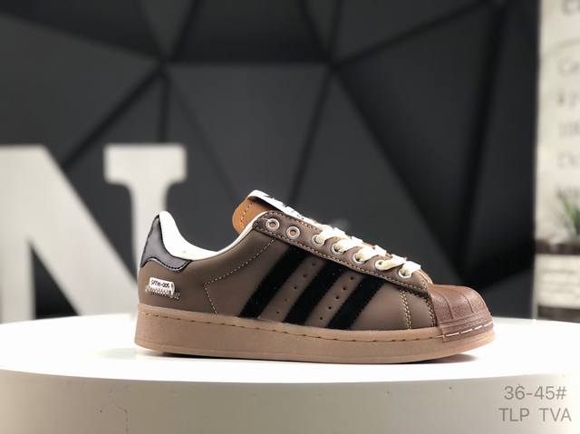 真标带半码 阿迪达斯 Adidas Superstar 三叶草经典贝壳头系列 新款休闲板鞋潮流男女士运动鞋 鞋面柔软皮革材质 标志性的贝壳鞋头 锯齿三条纹 简约