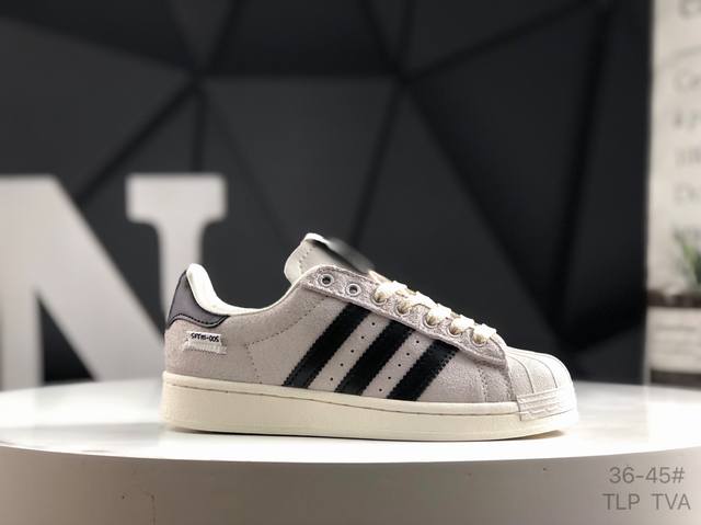 真标带半码 阿迪达斯 Adidas Superstar 三叶草经典贝壳头系列 新款休闲板鞋潮流男女士运动鞋 鞋面柔软皮革材质 标志性的贝壳鞋头 锯齿三条纹 简约