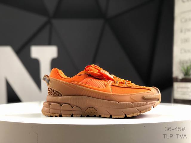 耐克 Nike Zoom Vomero Roam 马拉松复古跑五代休闲运动慢跑鞋 采用环保纤维革饰片组合网眼布鞋面材质 升级正确后跟Tpu加固 耐弯折热塑框架支
