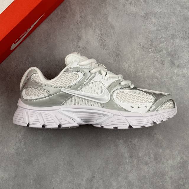 本地 核心私 nike V5 Rnr 舒适百搭防滑耐磨 低帮休闲运动跑步鞋 舒适有型适合日常穿着 该鞋款延续千禧年经典设计搭载泡绵中底厚实而轻盈 匠心细节巧搭立