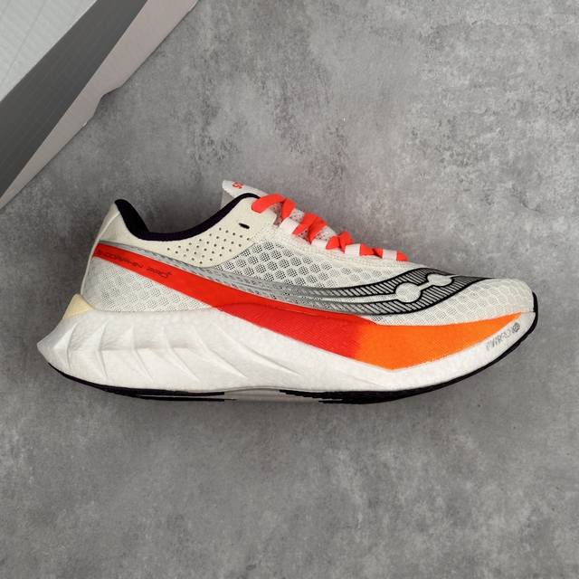 本地 核心私 公司级Saucony索康尼 Endorphin pro 4系列 低帮缓震跑步鞋 索康尼推出的跑鞋是一款外观激进但脚感舒适的跑鞋 采用了全新的中底设