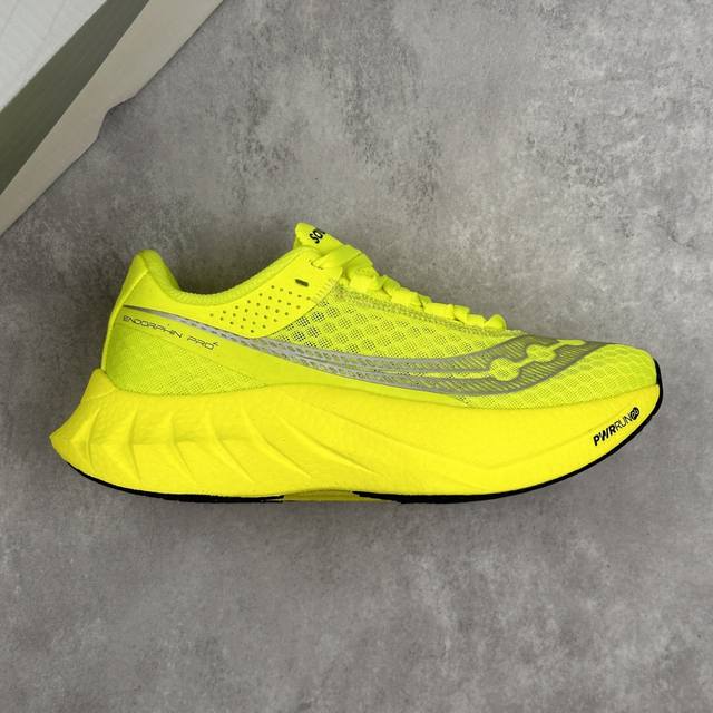 本地 核心私 公司级Saucony索康尼 Endorphin pro 4系列 低帮缓震跑步鞋 索康尼推出的跑鞋是一款外观激进但脚感舒适的跑鞋 采用了全新的中底设