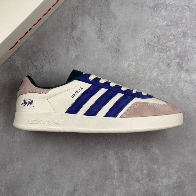 本地 核心私 stussy X Adidas Original Samba Og 斯图西 X 阿迪达斯 低帮 联名灰白蓝 桑巴防滑耐磨轻便板鞋 鞋身整体采用米白