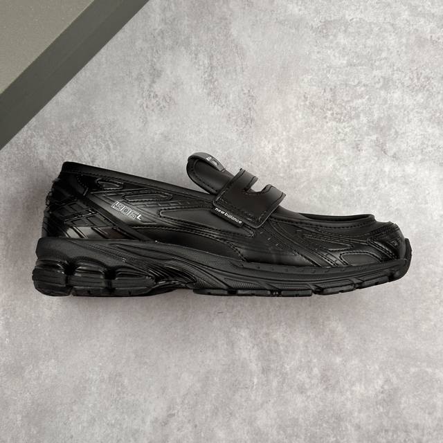 本地 核心私 new Balance 1906 乐福鞋 便捷穿脱设计一脚蹬 采用的是1906鞋底鞋型和乐福的拼接 既有1906的舒适脚感和有运动感的线条 上半部
