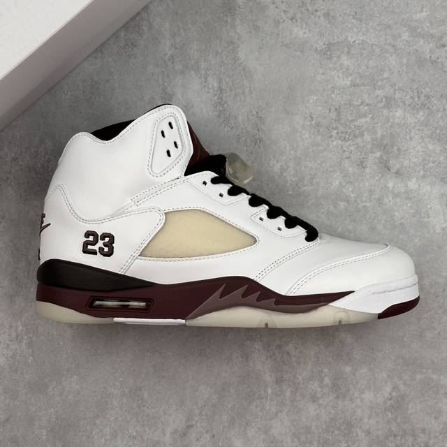 本地 核心私 a Ma Maniere X Air Jordan 5 Retro 高帮 白酒红 Aj5 乔丹5代 乔丹篮球鞋系列 整双鞋以白色皮革打造并加入泛黄