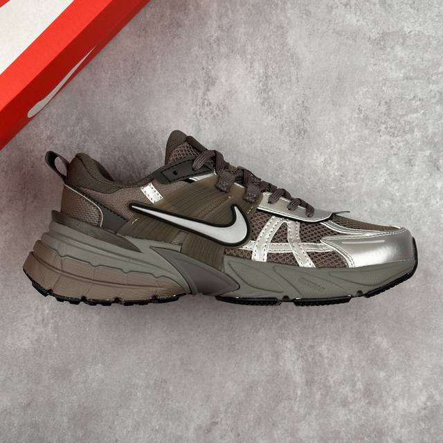 本地 核心私 公司级Nike V2K Run 复古单品 复古老爹鞋跑步鞋 鞋款被命名为 Runtekk 设计上借鉴了 0 年的跑鞋风格 配色上以金属银为主调 简