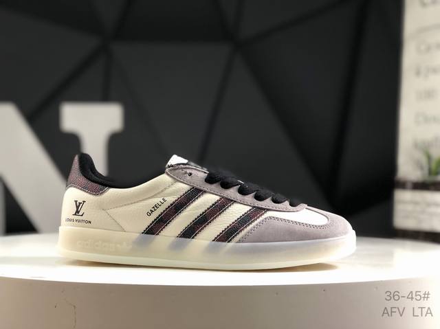 公司级带半码 阿迪达斯 Adidas Samba Og 经典鞋款 adidas 近70年的经典Samba Og 修长的鞋楦,略微尖尖的鞋头,翻毛皮的鞋头拼接,这