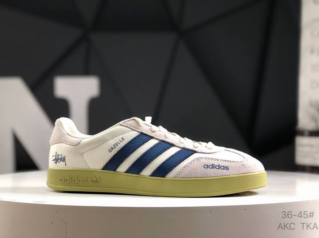 海外爆款限量发 高端定制 阿迪达斯 Ad Gazelle Indoor Trainers 斯图西联名---奶白蓝橄榄绿底 原厂定制长毛翻毛皮组合环保纤维革鞋面材