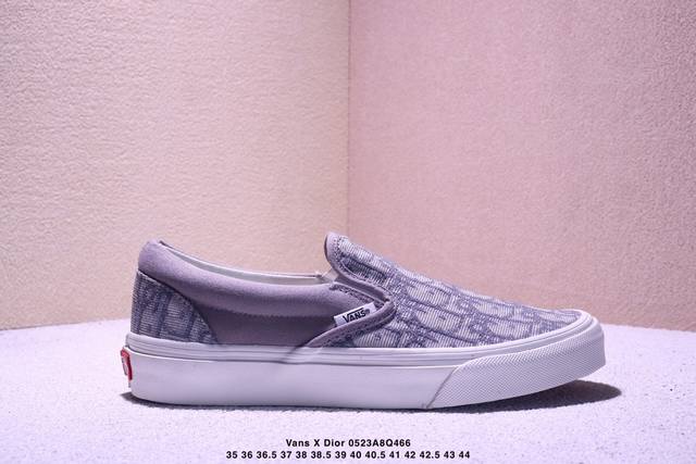 Vans X Dior 联名一脚蹬 高级灰来报道 vans Aut 迪奥独家重磅释出 这个岩石灰太绝了 非常非常高级 Dior标志性的老花刺绣立体感很强 普通中
