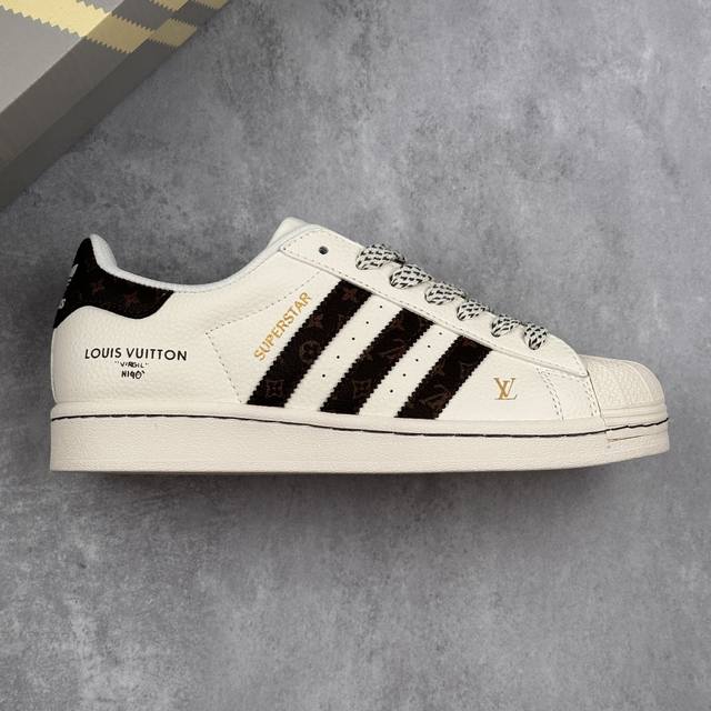 本地 核心私 adidas Originals Superstar X Louis Vuitton 白棕满天星 低帮休闲运动板鞋 采用全新头层拼接皮革材质 后跟
