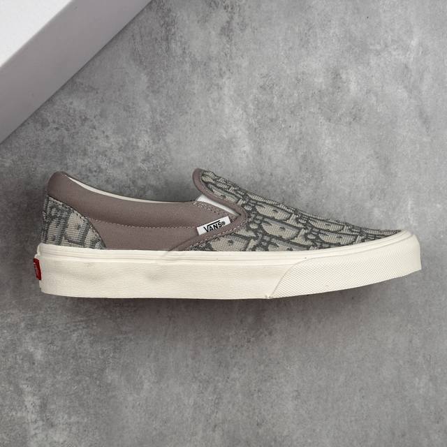 本地 核心私 vans Class Slip On X Dior 联名经典低帮运动一脚蹬套脚滑板鞋高级灰 vans Aut 迪奥独家重磅释出 这个岩石灰太绝了