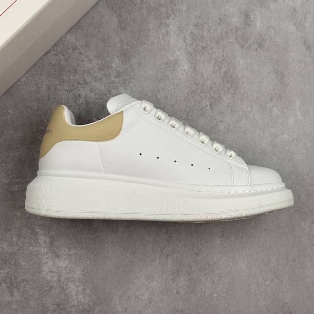 福利特价本地 核心私 海外指定版本 独特礼盒包装 Alexander Mcqueen 亚历山大麦昆松糕鞋厚底增高小白鞋 进口丝绸亚光原版正品 水染羊皮内里 牛皮