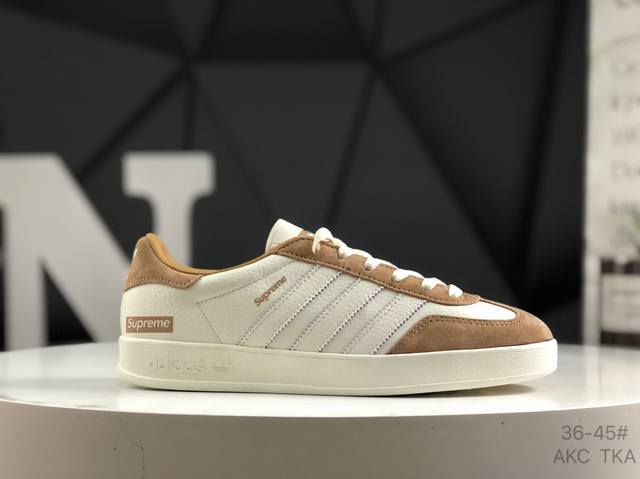 海外爆款限量发 高端定制 阿迪达斯 Ad Gazelle Indoor Trainers Supreme联名---奶白棕 原厂定制长毛翻毛皮组合环保纤维革鞋面材