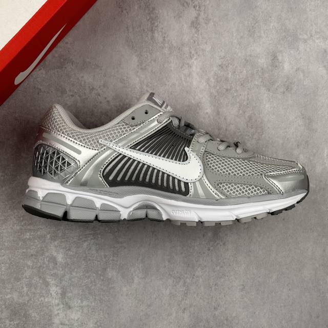 本地 核心私 耐克 Nike Zoom Vomero 5 复古单品 经典复古潮流运动鞋 融蕴繁复设计风范和丰富层次感 缔造运动鞋佳选 助你轻松型出范 开辟独属于