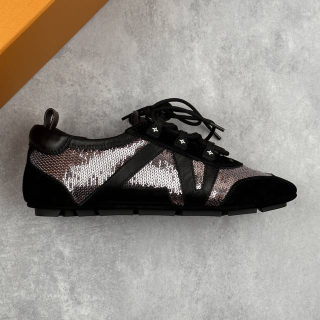 本地 核心私 2025早春发布新款Louis Vuitton Sneakerina 德训鞋 芭蕾舞鞋 采用 Sacchetto 制鞋工艺 赋予柔韧鞋底与轻盈内部
