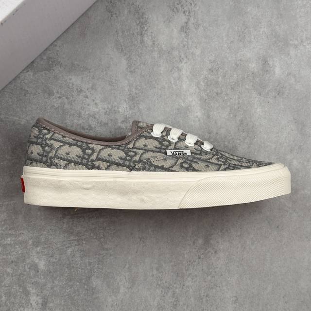 本地 核心私 Dior X Vans Authentic 联名一脚蹬来报道 百搭休闲帆布鞋 vans Aut 迪奥独家重磅释出 这个岩石灰太绝了 非常非常高级