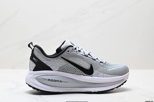 公司级Nike Vomero 18 耐克 舒适减震防滑 低帮跑步鞋 全掌Reactx泡绵中底 前掌和后跟还配备了Air Zoom气垫单元 据说跑起来更快更舒适哦