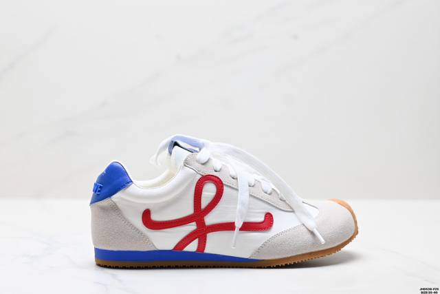 公司级Loewe罗意威 Ballet Runner 2.0小牛皮 圆头系带 低帮 生活休闲鞋 以其独特的设计和舒适度赢得了时尚界的青睐 这款鞋的鞋头设计充满趣味