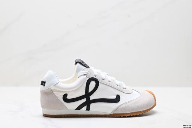 公司级Loewe罗意威 Ballet Runner 2.0小牛皮 圆头系带 低帮 生活休闲鞋 以其独特的设计和舒适度赢得了时尚界的青睐 这款鞋的鞋头设计充满趣味