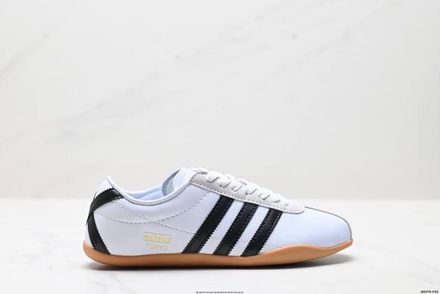 公司级Adida阿迪达斯Tokyo pack舒适百搭经典休闲运动鞋 此次为Tokyo系列带来三双全新配色 清爽蓝色绒面搭载白色皮革三条纹 增添了复古干净的印象