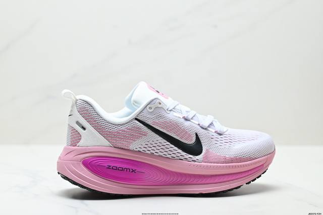 公司级Nike Vomero 18 耐克 舒适减震防滑 低帮跑步鞋 全掌Reactx泡绵中底 前掌和后跟还配备了Air Zoom气垫单元 据说跑起来更快更舒适哦