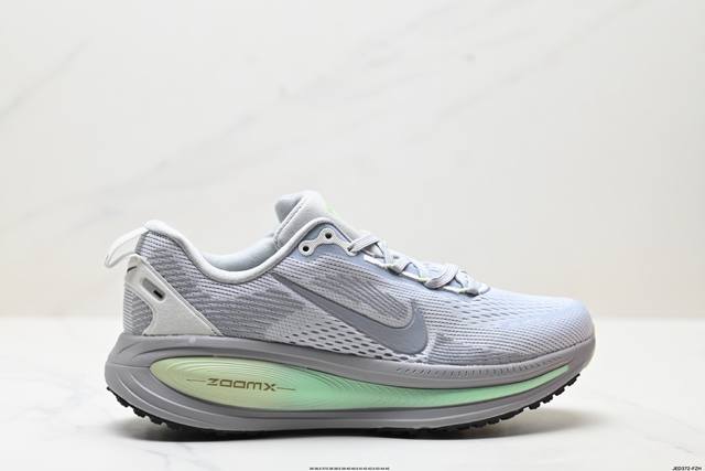 公司级Nike Vomero 18 耐克 舒适减震防滑 低帮跑步鞋 全掌Reactx泡绵中底 前掌和后跟还配备了Air Zoom气垫单元 据说跑起来更快更舒适哦