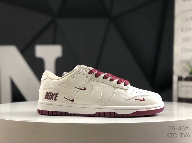 耐克 Nike Dunk Low 三勾 此款鞋采用近几年比较流行的版型设计 外观时尚大气 鞋底采用耐磨的材质 穿上它 让您在平时生活和工作中都会感觉到舒适的体验