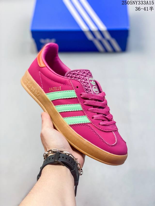 阿迪达斯Adidas Originals Gazelle Indoor 三叶草复古休闲防滑耐磨低帮板鞋鞋款采用柔软的绒面革和耐用的皮革衬里融合在橡胶外底上 具有