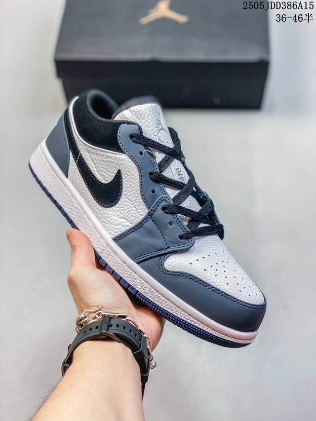 air Jordan 1 Low 低帮 酒红黑勾 Aj1 乔丹1代 Aj1 乔1 低邦 白红黑 乔丹篮球鞋系列 鞋身整体采用白色优质皮革打造 搭配酒红色框架覆盖