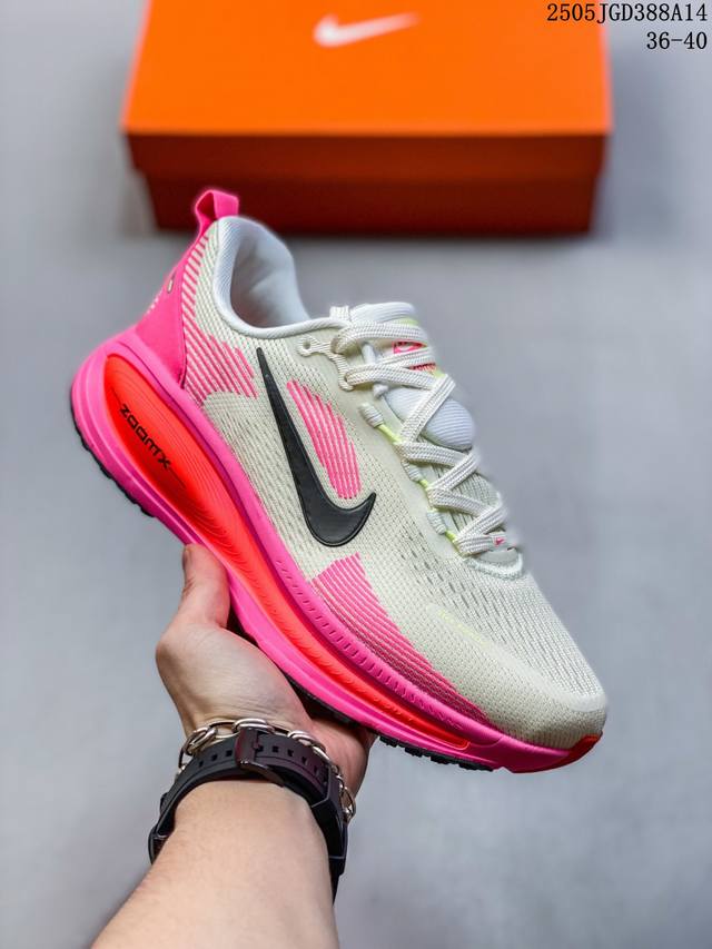 nike 耐克 佛莫罗18代系列 升级原楦原数据开发纸版 采用科技织法轻盈织物合成鞋面材质 足底搭载 Zoomx 缓震配置 Cushlon 3.0混合泡棉中底缓