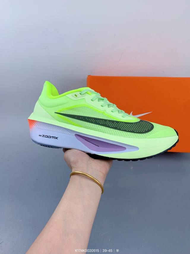 耐克 Nk Zoom Fly 6 超弹轻盈跑步鞋 鞋款搭载 Flyknit 材料 打造出众弹性 易于穿脱 采用React技术 轻盈耐穿泡绵打造,铸就出众回弹的顺